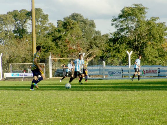 Racing Club goleó a Deportivo Los Pinos 