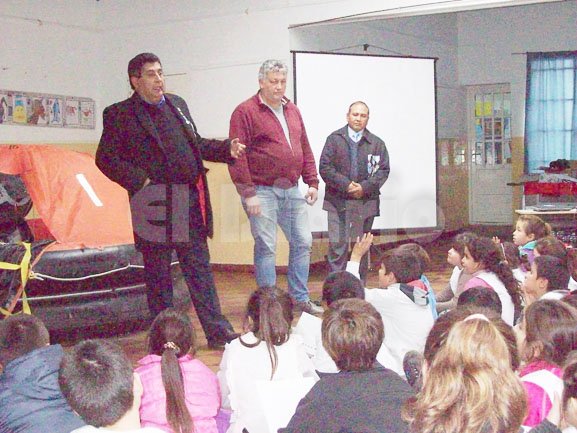 Emocionantes relatos de sobrevivientes del crucero "Gral. Belgrano" a alumnos