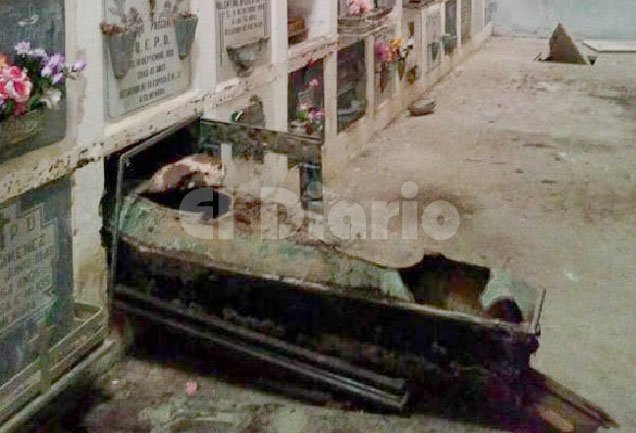 Encuentran un ataúd abierto en el Cementerio