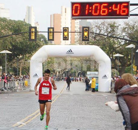 Agustín Cichilitti sexto en el medio maratón de Rosario 