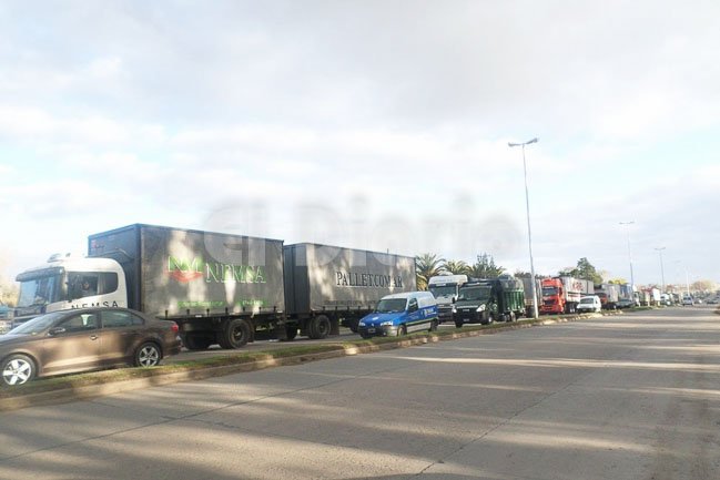 Protesta de camioneros en "El Cruce"