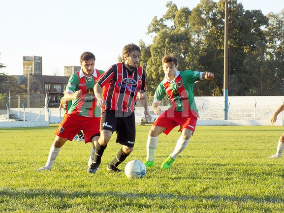 Ferroviarios ganó su primer partido y se adueñó del clásico 