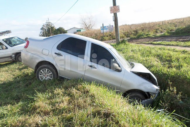 Esquivó un automóvil, chocó a otro estacionado y "frenó" contra una zanja 