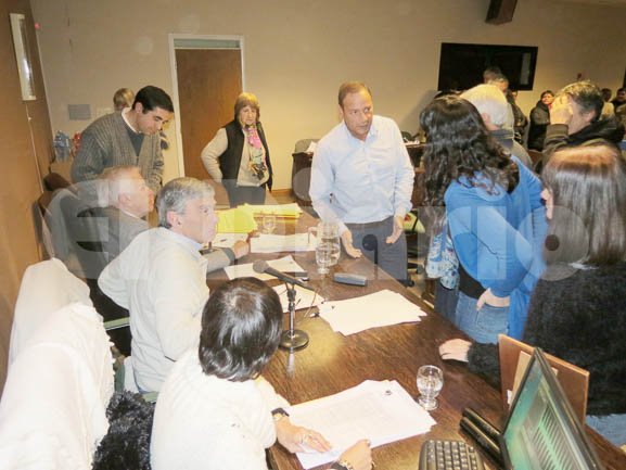 Bajo presión  el Concejo aprobó un proyecto  para que el Ejecutivo pida rever el tarifazo
