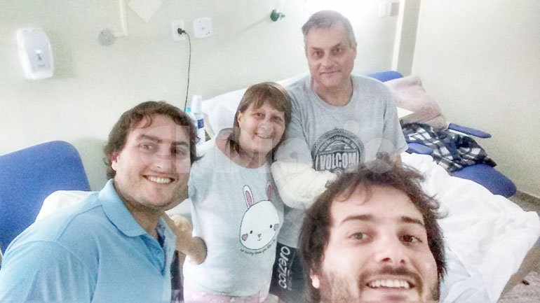 Tras recibir el alta, ya regresaron a su hogar "Bomba" Vidal y su esposa