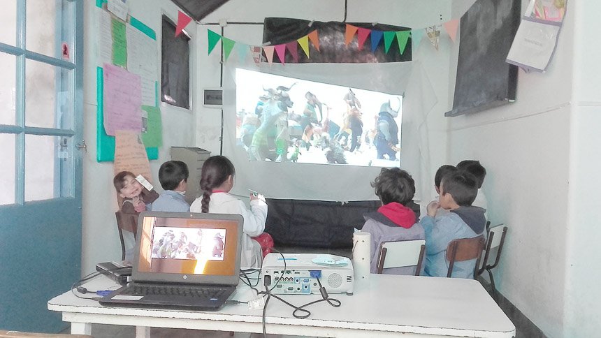 Llegó la luz eléctrica a una escuela rural