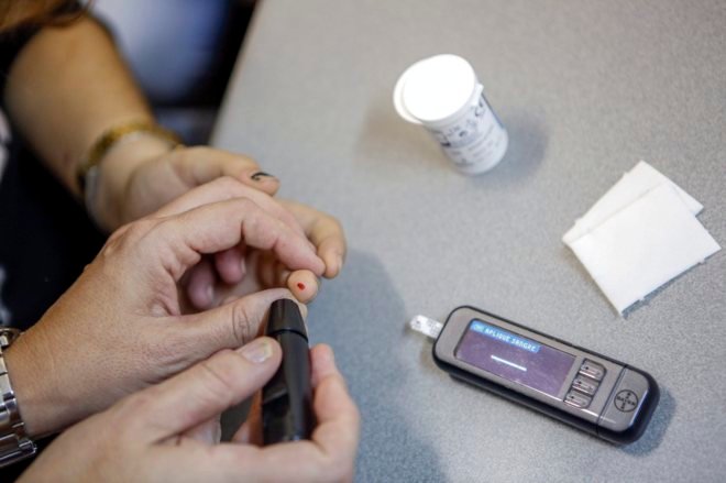 Menos de la mitad de las farmacias venden insumos para diabéticos por deuda del PAMI  