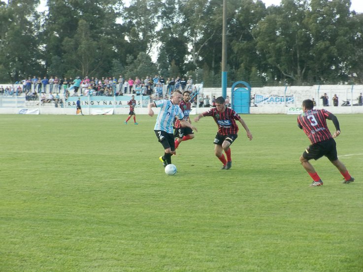 Racing juega el  domingo en Las Flores 