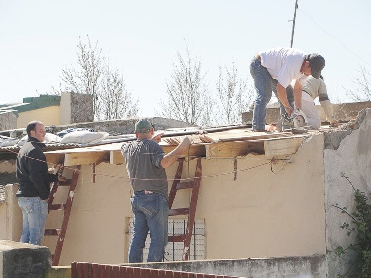 Colabora la Municipalidad con las familias  afectadas por el temporal en el arreglo de techos
