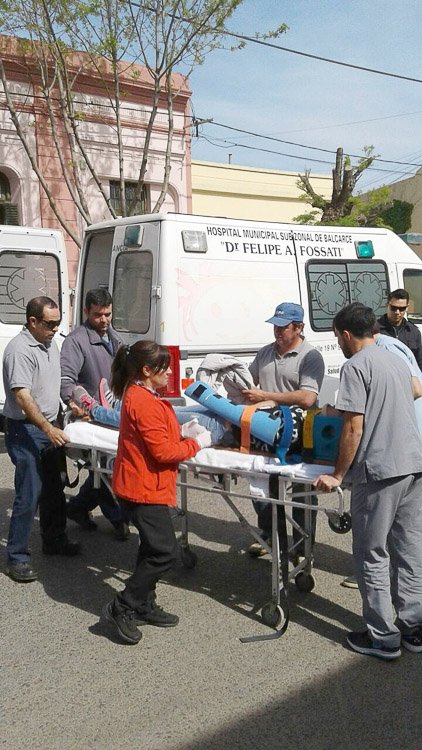 Ciclista lesionada al ser embestida por un remís