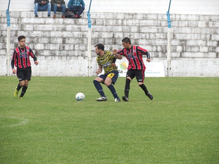 Deportivo Los Pinos lo perdía  y se lo igualó a Amigos Unidos