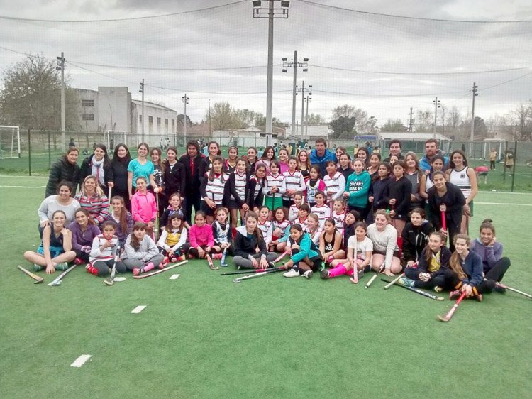 150 jóvenes participaron de la clínica de hockey sobre césped 