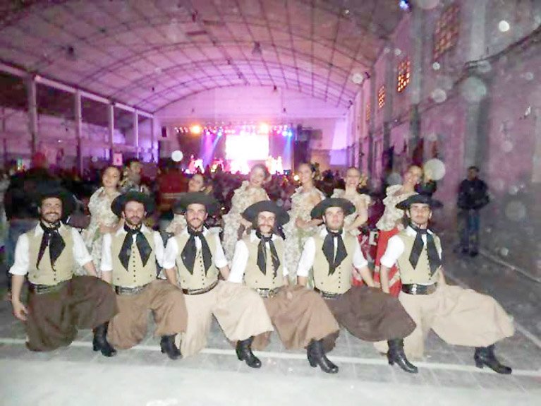 Premiaron a bailarines de "Gauchos de Balcarce"
