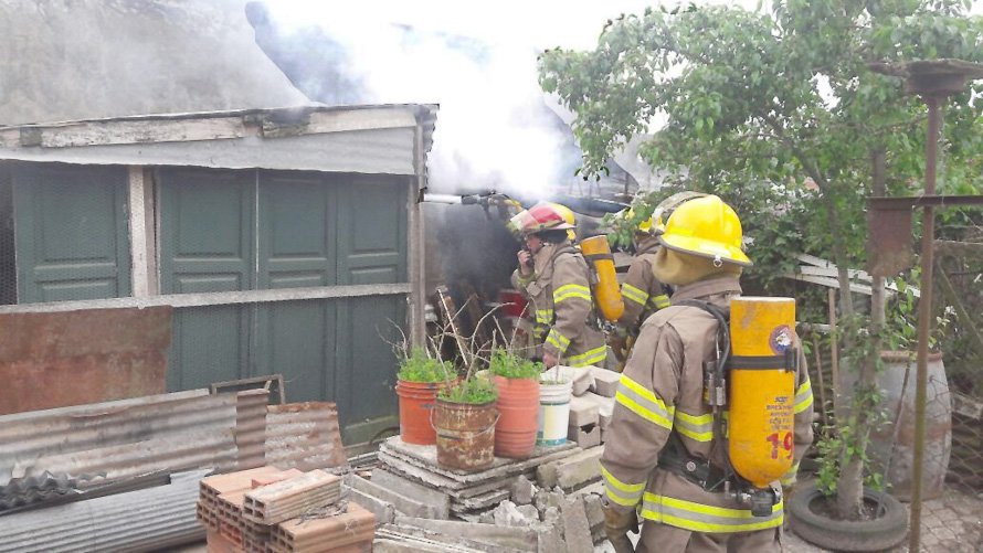 Un incendio de leña y maderas combatieron ayer los bomberos