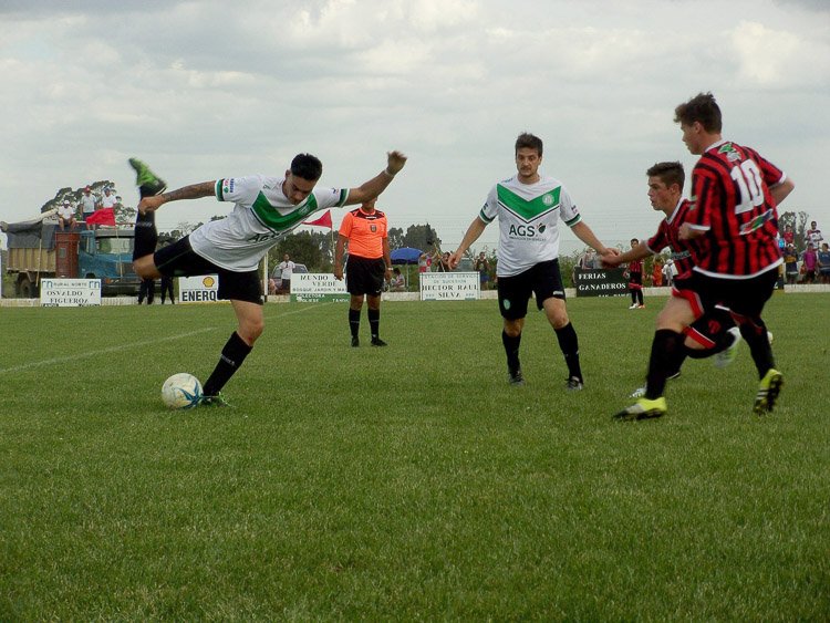 Atlético San Manuel abrió la serie a su favor