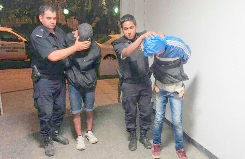 Robaron una moto  terminaron presos