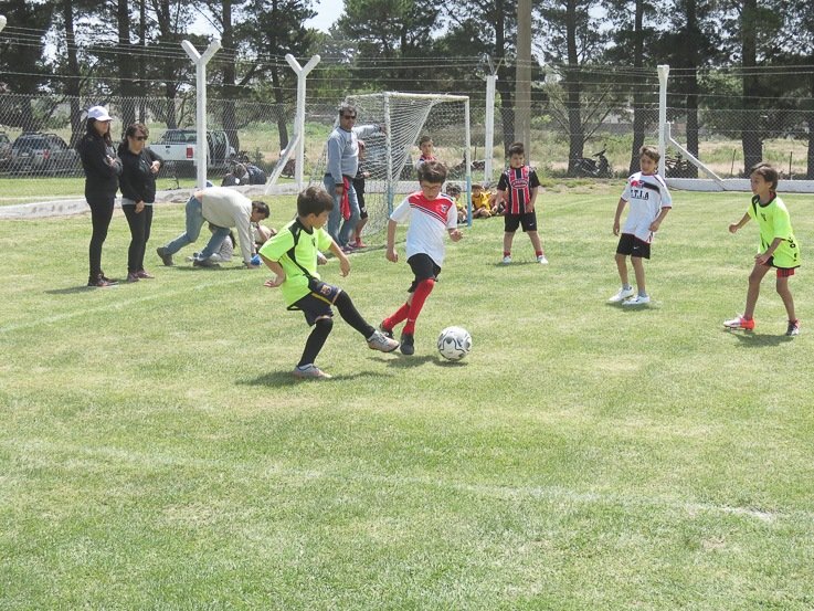 Exitoso encuentro de fútbol en el club Amigos Unidos 