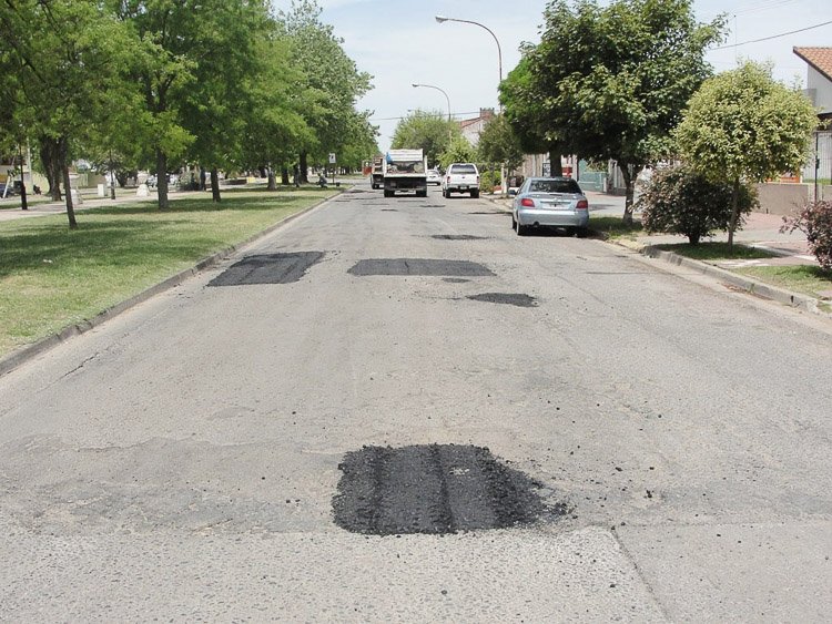 Comenzó el anhelado plan de bacheo