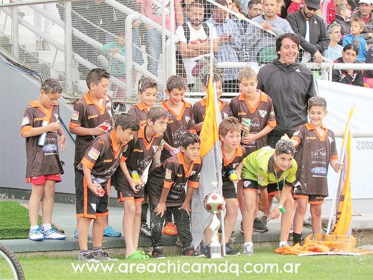 La 2006 de Los Patos festejó en el "Minella"