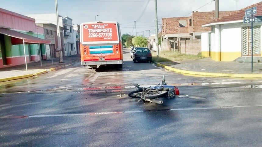 Motociclista hospitalizado  al chocar contra un micro