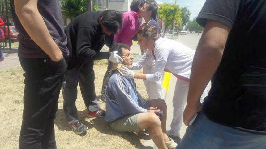 Ciclista impactó contra el parabrisas de un automóvil tras ser embestido