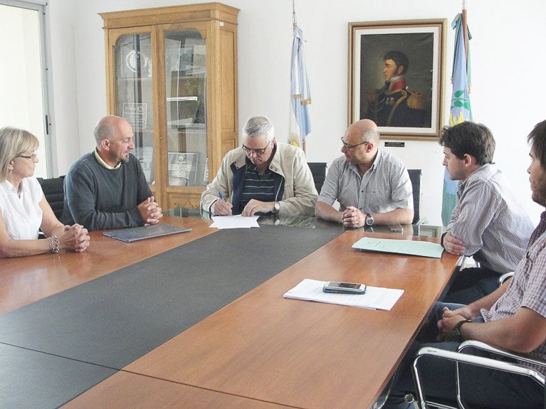 Reino firmó un convenio para la  adquisición de 14 lotes con servicios
