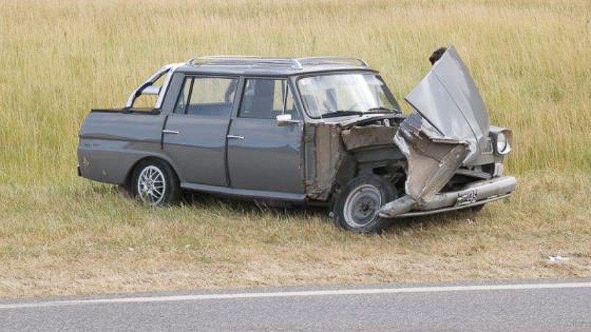 Camioneta impactó contra un camión al intentar superarlo: varios lesionados
