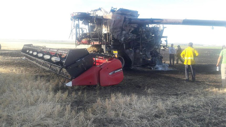 El fuego destruyó  una cosechadora 