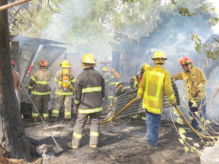Pavoroso incendio consumió una  precaria vivienda en la zona rural