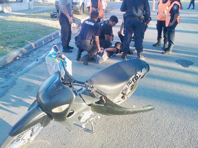 Embistió a una mujer policía al querer escapar de un control: fue demorado