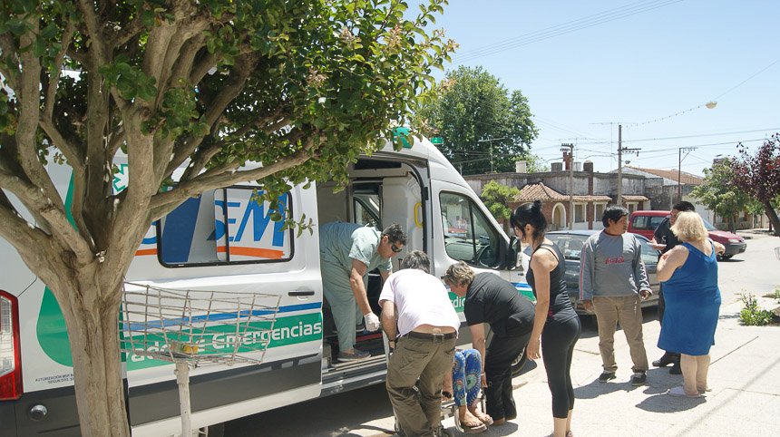 Ciclista accidentada  en la vía pública
