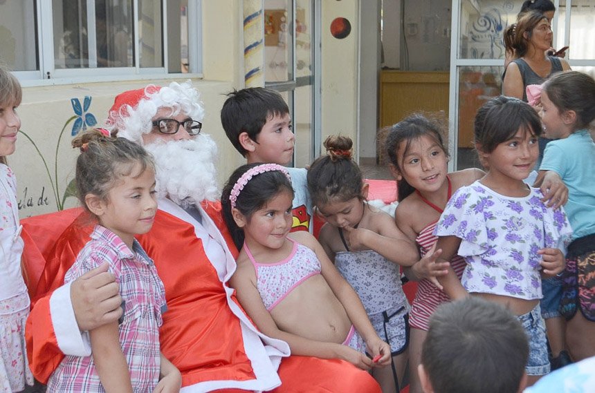 Papá Noel se fotografió con más de 800 niños