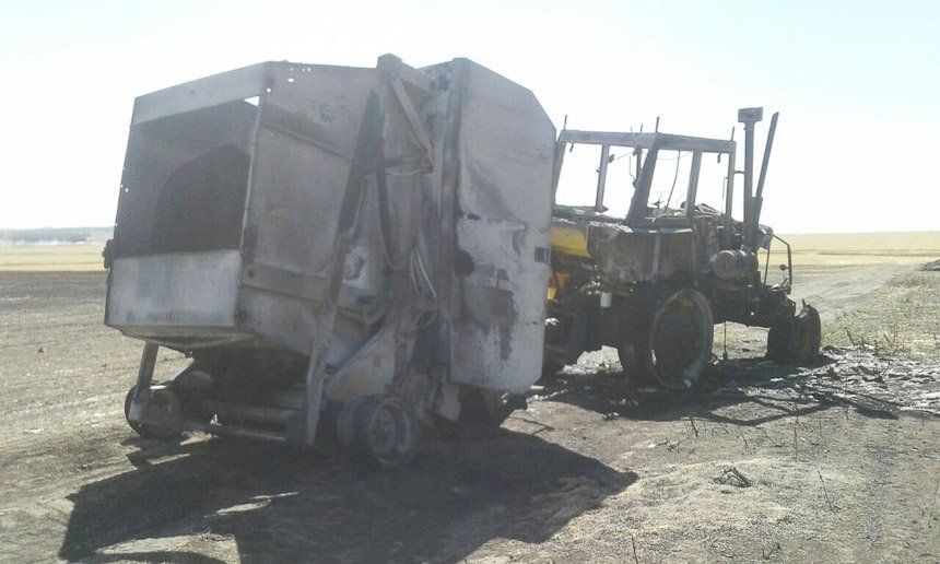 Tractor y enfardadora destruidos por el fuego