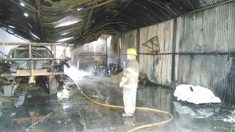 Voraz incendio en un campo  consumió un galpón y maquinarias 