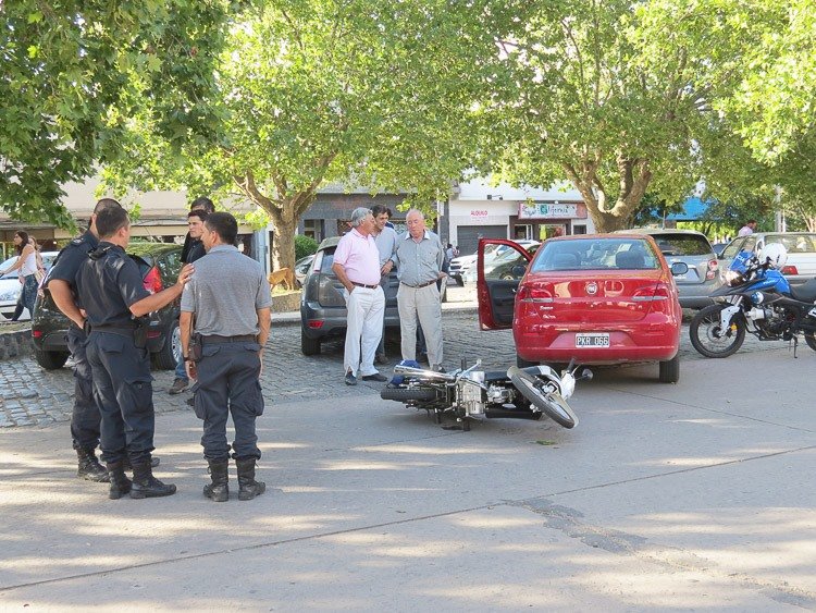 Frenó, cayó y se golpeó