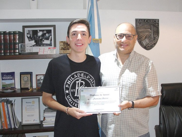 El alumno "10" recibió un reconocimiento de Reino