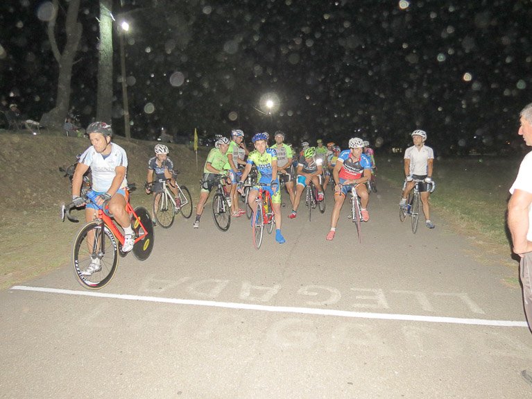 Volvió el ciclismo nocturno a la pista del Cerro 