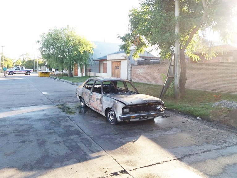 El fuego consumió un automóvil