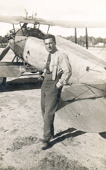 El nombre de un héroe balcarceño de la aviación española impondrán al Aero Club