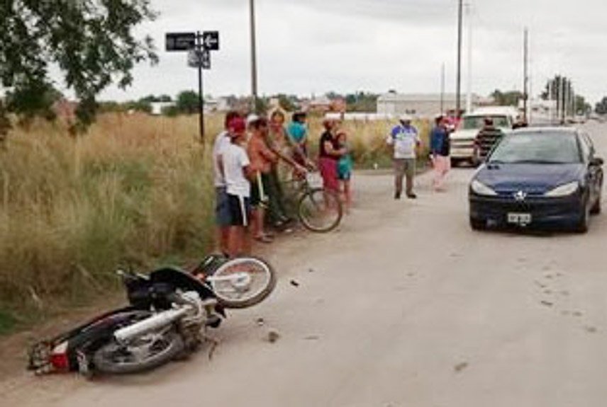 Un motociclista sufrió heridas   al colisionar con un automóvil
