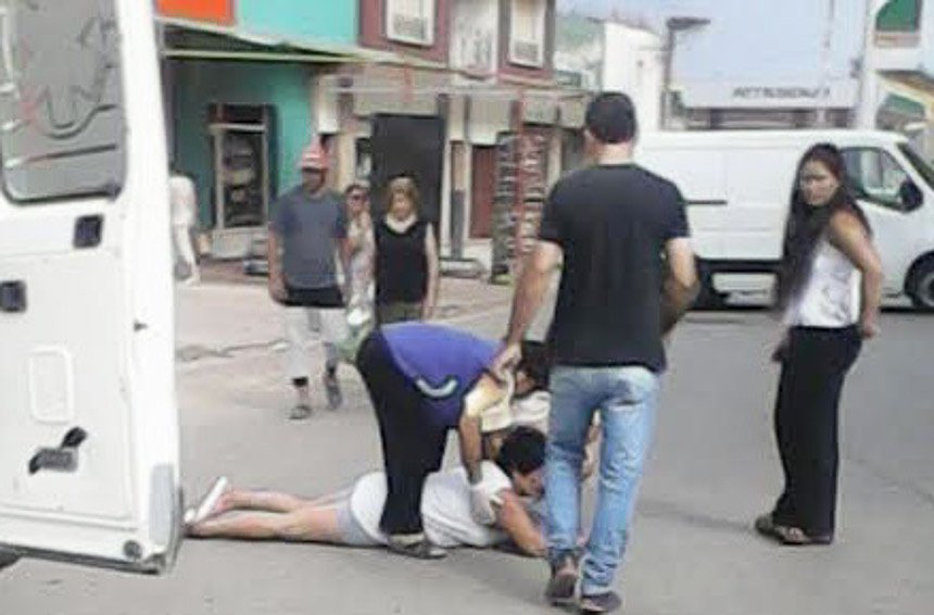 Motociclista embistió a una mujer que cruzaba la calle