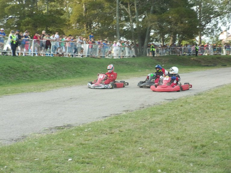 Los karts se lucieron en la pista de ciclismo