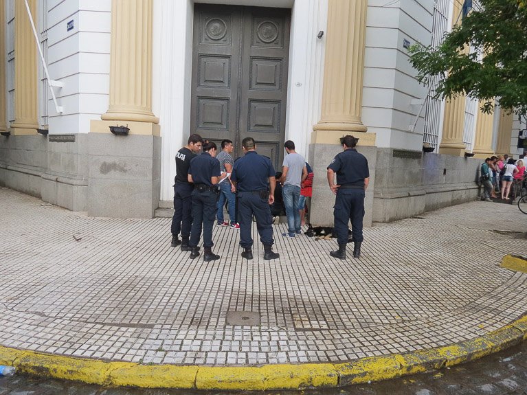 Procedimiento policial  en la esquina de  15 y 16