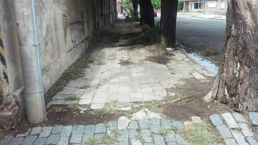 Personal municipal realiza un  relevamiento de frentes y veredas