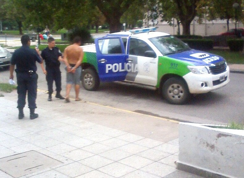 Le partió una botella en la cabeza a  su excuñado, quien quedó inconsciente