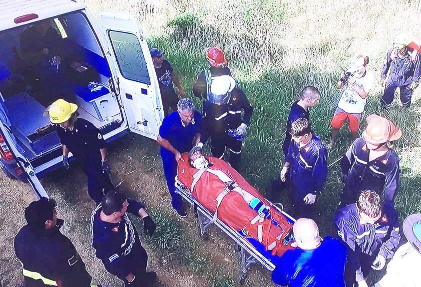 Cayó parapentista y golpeó contra las  rocas: sufrió fracturas en sus piernas