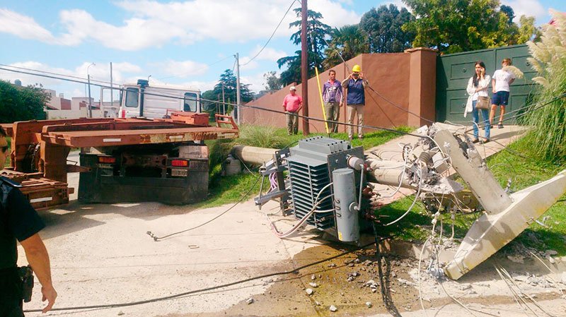 Un camión derribó un transformador  de la Cooperativa de Electricidad