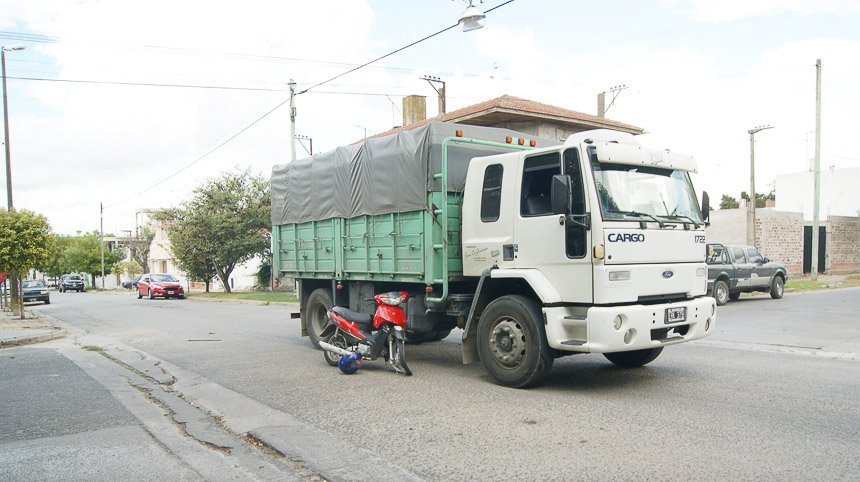 Motociclista herido al  chocar contra un camión