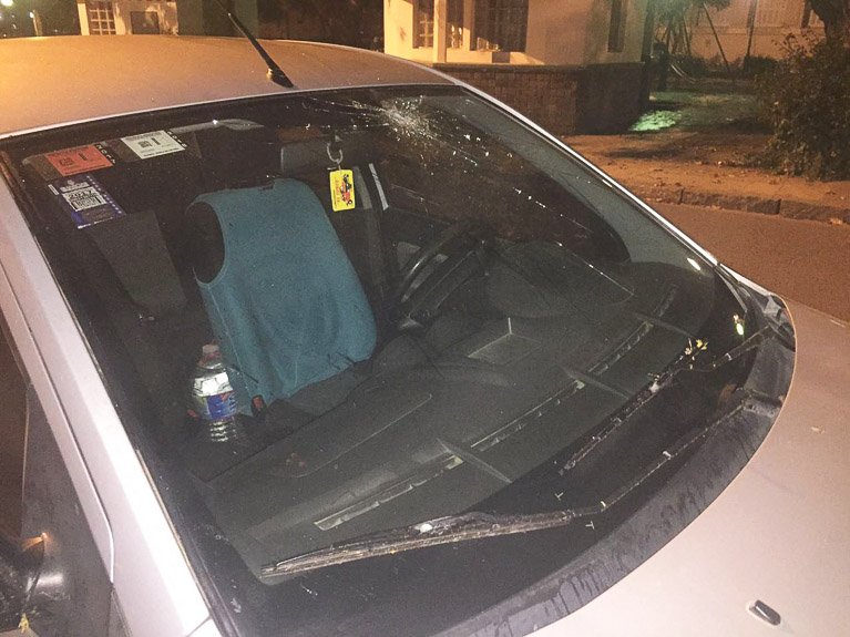 Dos jóvenes le provocaron destrozos a un automóvil