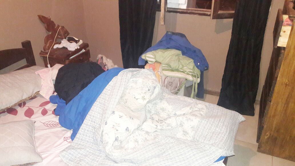 Roban dinero del  interior de una casa